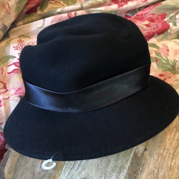 VINTAGE MAGID HATS brand Felted Wool Ladies Elegant Black
Floral Element NEW - Picture 5 of 16